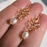 Perlenohrringe 2 Paar mit Perlen weiß an celtic knot handgemacht in goldfarben Brautschmuck Brautjungfern Bild 5