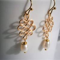 Perlenohrringe 2 Paar mit Perlen weiß an celtic knot handgemacht in goldfarben Brautschmuck Brautjungfern Bild 6