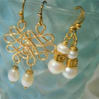 Perlenohrringe 2 Paar mit Perlen weiß an celtic knot handgemacht in goldfarben Brautschmuck Brautjungfern Bild 7