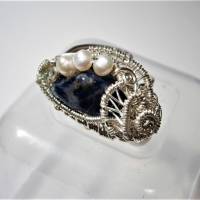 Ring blau Sodalith mit Perlen weiß handgemacht verstellbar in wirework silberfarben handgewebt als Geschenk Bild 2