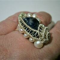 Ring blau Sodalith mit Perlen weiß handgemacht verstellbar in wirework silberfarben handgewebt als Geschenk Bild 3