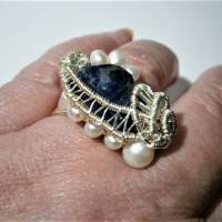 Ring blau Sodalith mit Perlen weiß handgemacht verstellbar in wirework silberfarben handgewebt als Geschenk Bild 4