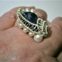 Ring blau Sodalith mit Perlen weiß handgemacht verstellbar in wirework silberfarben handgewebt als Geschenk Bild 5