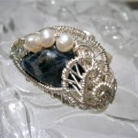 Ring blau Sodalith mit Perlen weiß handgemacht verstellbar in wirework silberfarben handgewebt als Geschenk Bild 7