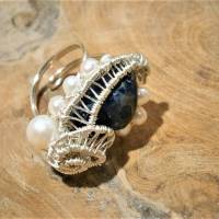Ring blau Sodalith mit Perlen weiß handgemacht verstellbar in wirework silberfarben handgewebt als Geschenk Bild 8