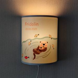 Kinderzimmerlampe Otter Lampe personalisiert Jungen Mädchen Baby Kinderlampe LED Holz Fische Bild 1