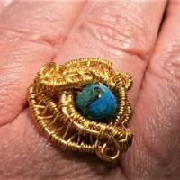 Ring blau grün mit Chrysokoll türkis handgemacht in wirework goldfarben Innendurchmesser 20,5 Millimeter Größe L Bild 2