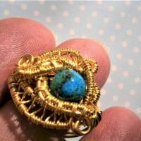 Ring blau grün mit Chrysokoll türkis handgemacht in wirework goldfarben Innendurchmesser 20,5 Millimeter Größe L Bild 3