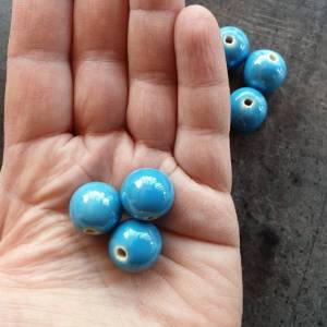 DRAHTORIA 10 x Perlen aus Keramik blau himmelblau jede ein Unikat 16 mm rund Kugel gebohrt Bild 2