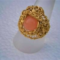 Ring pastell orange rosa handgemacht Größe 18 mit Innendurchmesser 18,2 Millimeter Unikat wirework goldfarben mit Quarz Bild 2