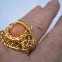 Ring pastell orange rosa handgemacht Größe 18 mit Innendurchmesser 18,2 Millimeter Unikat wirework goldfarben mit Quarz Bild 3