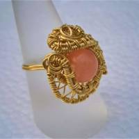 Ring pastell orange rosa handgemacht Größe 18 mit Innendurchmesser 18,2 Millimeter Unikat wirework goldfarben mit Quarz Bild 4