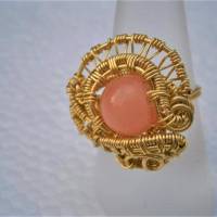 Ring pastell orange rosa handgemacht Größe 18 mit Innendurchmesser 18,2 Millimeter Unikat wirework goldfarben mit Quarz Bild 5