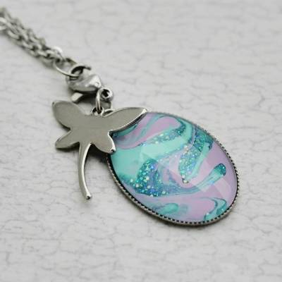 Ovale Edelstahlkette mit zweifarbigen Glasmedaillon und Libellenanhänger . inklusive Geschenkverpackung .