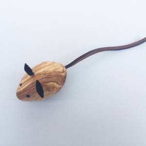 Maus, Spielmaus für Katzen / Kater, Katzenspielzeug Handgefertigt aus Olivenholz und Leder. Bild 7