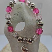 Farbenprächtiges Stretcharmband, aufgereiht mit Acryl- und Metallperlen in rosa und einem Herzanhänger in silber Bild 2