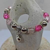 Farbenprächtiges Stretcharmband, aufgereiht mit Acryl- und Metallperlen in rosa und einem Herzanhänger in silber Bild 3