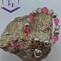 Farbenprächtiges Stretcharmband, aufgereiht mit Acryl- und Metallperlen in rosa und einem Herzanhänger in silber Bild 4