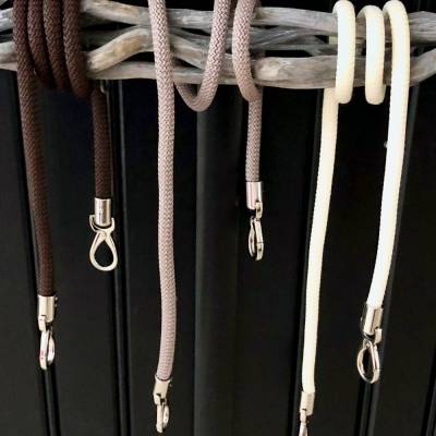 Handtaschengurte aus Segelseil in den Farben braun bis elfenbenmit silberfarbenen Karabinern in unterschiedlichen Längen