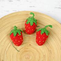 3er Set gehäkelte Erdbeeren zum Aufhängen ~ Stoffdeko | Geschenkidee Bild 1