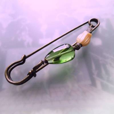 Schalnadel Tulpe - sehr große Bronze Schmucknadel mit böhmischen Glasperlen in Grün und Creme N10-AB-23