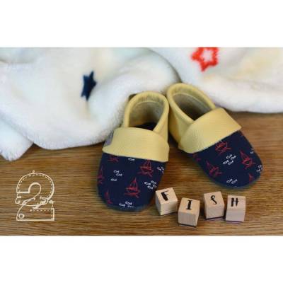Babyschuhe aus Leder, Boote und Fische blau/ beige