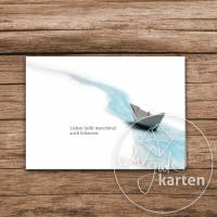 Trauerkarte mit Papierschiff und einem schönen Aquarell-Farbverlauf "Lieben heißt manchmal auch loslassen." Bild 1