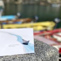 Trauerkarte mit Papierschiff und einem schönen Aquarell-Farbverlauf "Lieben heißt manchmal auch loslassen." Bild 4