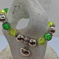 Farbenprächtiges Stretcharmband, aufgereiht mit Acryl- und Metallperlen in grün und einem Herzanhänger in silber Bild 2