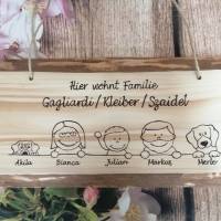 Hier wohnt Familie Holz Schild mit Name und Köpfen für jedes Familienmitglied personalisiert 5-8 Köpfe Bild 1