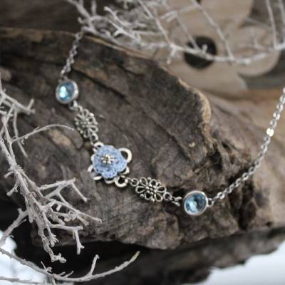 Zarter Trachtenschmuck in hellblau