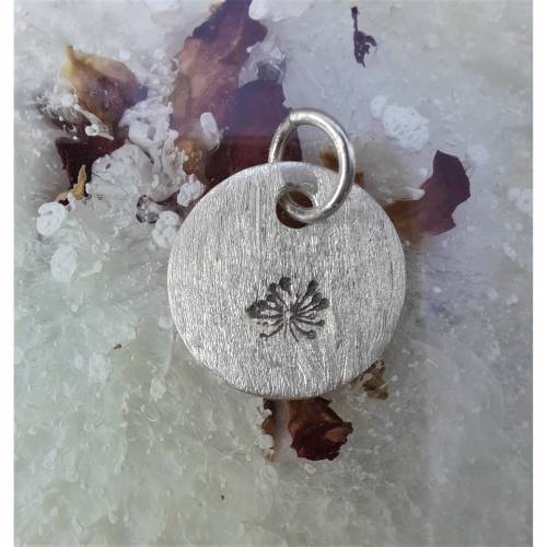 runder Anhänger aus 999 Silber mit eingestempelter Pusteblume