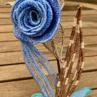 Blaue Rose mit Tulpenblättern zum Muttertag - gestickt Bild 1