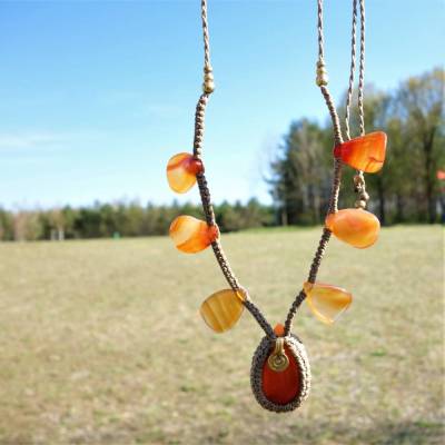 Karneol-Kette mit beigen Makramee und Messing-Elementen