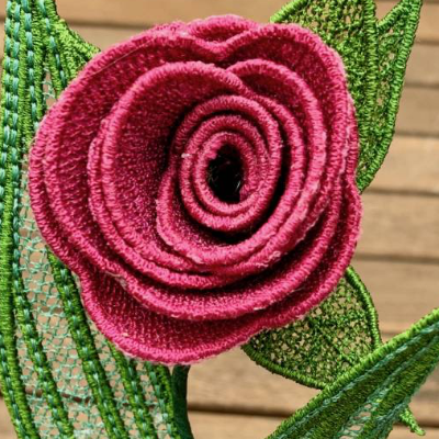Rote Rose mit Tulpenblättern zum Muttertag - gestickt