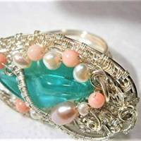 Ring pastell grün mint handgemacht mit Koralle rosa an Perlen um Lampworkglasperle in wirework verstellbar als Geschenk Bild 3