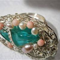 Ring pastell grün mint handgemacht mit Koralle rosa an Perlen um Lampworkglasperle in wirework verstellbar als Geschenk Bild 6