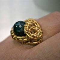 Ring mit petrol Achat blau facettiert in wirework goldfarben kleine Größe S 54 handgewebt Bild 5