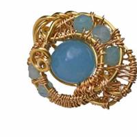Ring blau handgefertigt verstellbar mit Achat in hellblau very peri im wirework handgewebt goldfarben Bild 1