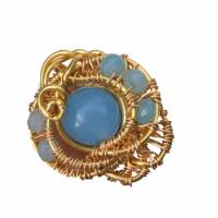 Ring blau handgefertigt verstellbar mit Achat in hellblau very peri im wirework handgewebt goldfarben Bild 2