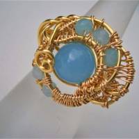 Ring blau handgefertigt verstellbar mit Achat in hellblau very peri im wirework handgewebt goldfarben Bild 3