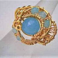 Ring blau handgefertigt verstellbar mit Achat in hellblau very peri im wirework handgewebt goldfarben Bild 4