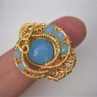 Ring blau handgefertigt verstellbar mit Achat in hellblau very peri im wirework handgewebt goldfarben Bild 5
