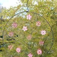 Sonnenfänger Fensterschmuck Rund mit rosanen Acrylblüten Bild 1