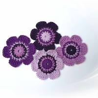 4 Häkelblumen, 6 cm, in verschiedenen Lilatönen - Handgearbeitete Blumenapplikationen aus 100% Baumwolle Bild 1