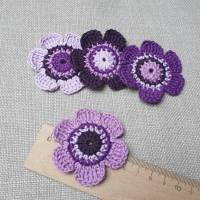 4 Häkelblumen, 6 cm, in verschiedenen Lilatönen - Handgearbeitete Blumenapplikationen aus 100% Baumwolle Bild 2