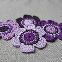 4 Häkelblumen, 6 cm, in verschiedenen Lilatönen - Handgearbeitete Blumenapplikationen aus 100% Baumwolle Bild 3