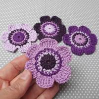 4 Häkelblumen, 6 cm, in verschiedenen Lilatönen - Handgearbeitete Blumenapplikationen aus 100% Baumwolle Bild 4