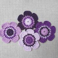 4 Häkelblumen, 6 cm, in verschiedenen Lilatönen - Handgearbeitete Blumenapplikationen aus 100% Baumwolle Bild 5