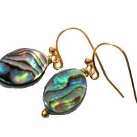 kleine Ohrringe Seeopal kleine Ovale Tropfen Abalone als Opal der Meere 9 x 12 Millimeter handgemacht in goldfarben Bild 1